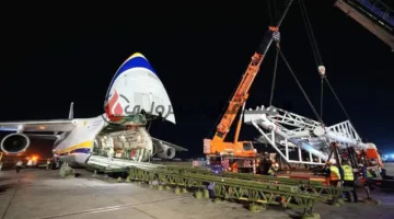 بدوي يستقبل ذراع تحميل إحدى سفن التغييز في مطار القاهرة