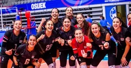 فريق شابات الكرة الطائرة يتهيأ لملاقاة كرواتيا بعد انتصاره على تايلاند في بطولة العالم فريق شابات الكرة الطائرة يتهيأ لملاقاة كرواتيا بعد انتصاره على تايلاند في بطولة العالم