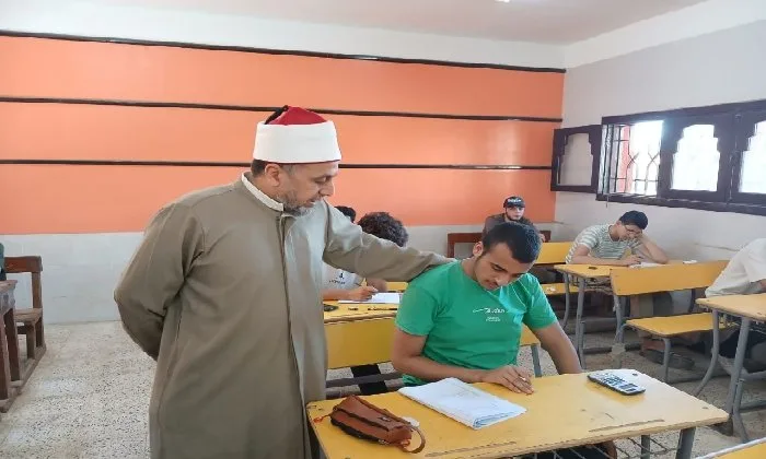 تباين وجهات نظر طلاب الثانوية الأزهرية في الشرقية حول امتحان الرياضيات التطبيقية: صعوبة ومهارات متنوعة.