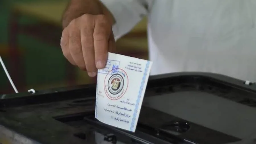 قدوم المرشحين لانتخابات الشورى لتسليم أوراقهم إلى اللجنة الانتخابية في محكمة دمنهور الابتدائية.