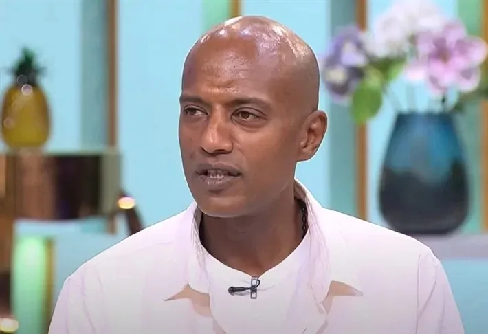 أمير صلاح الدين يعلن لأول مرة عن مرضه النادر خلال البث المباشر: “كنت أبتسم رغم الألم” أمير صلاح الدين يعلن لأول مرة عن مرضه النادر خلال البث المباشر: “كنت أبتسم رغم الألم”