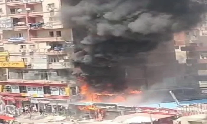 إخماد حريق ضخم اندلع في مخبز سياحي بالشرقية إخماد حريق ضخم اندلع في مخبز سياحي بالشرقية