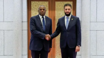 في زيارته الأولى منذ الإطاحة بالأسد، وزير الخارجية البريطاني يتقابل مع الشرع في دمشق لبحث تعزيز التعاون والتطورات الأخيرة في المنطقة.