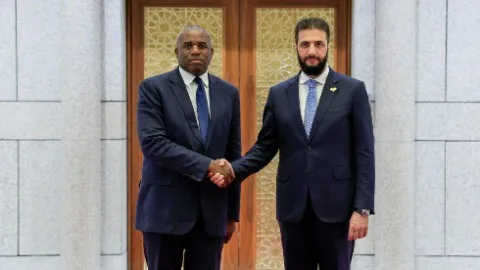 في زيارته الأولى منذ الإطاحة بالأسد، وزير الخارجية البريطاني يتقابل مع الشرع في دمشق لبحث تعزيز التعاون والتطورات الأخيرة في المنطقة. في زيارته الأولى منذ الإطاحة بالأسد، وزير الخارجية البريطاني يتقابل مع الشرع في دمشق لبحث تعزيز التعاون والتطورات الأخيرة في المنطقة.