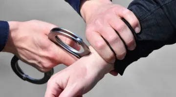 عاجل – الأمن اللبناني يعتقل أشخاصاً لتورطهم في حيازة مخدرات وأسلحة غير قانونية.
