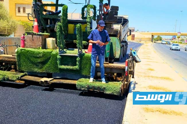 رصف طريق كوبري إتش في سوق الجمعة بطرابلس، 5 يوليو 2025 (جهاز تنفيذ مشروعات الإسكان)
