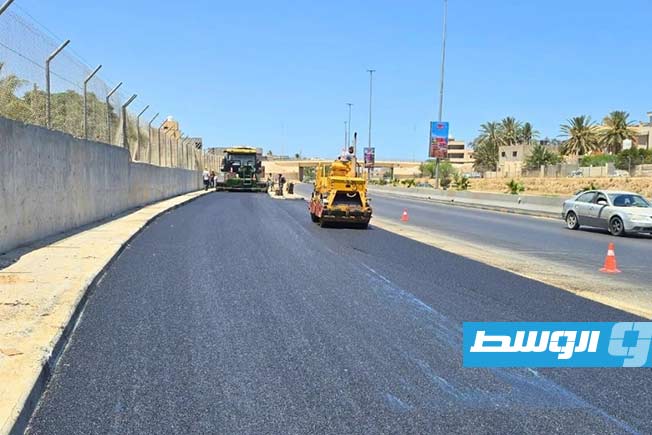 رصف طريق كوبري إتش في سوق الجمعة بطرابلس، 5 يوليو 2025 (جهاز تنفيذ مشروعات الإسكان)
