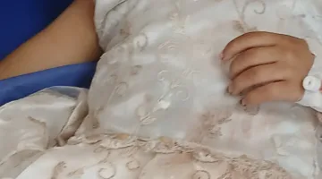 مغامرة استكشافية لعواطف عميقة: كنوز طفلة تعرضت لحادث في حظن والدتها بعد فقدان جدتها