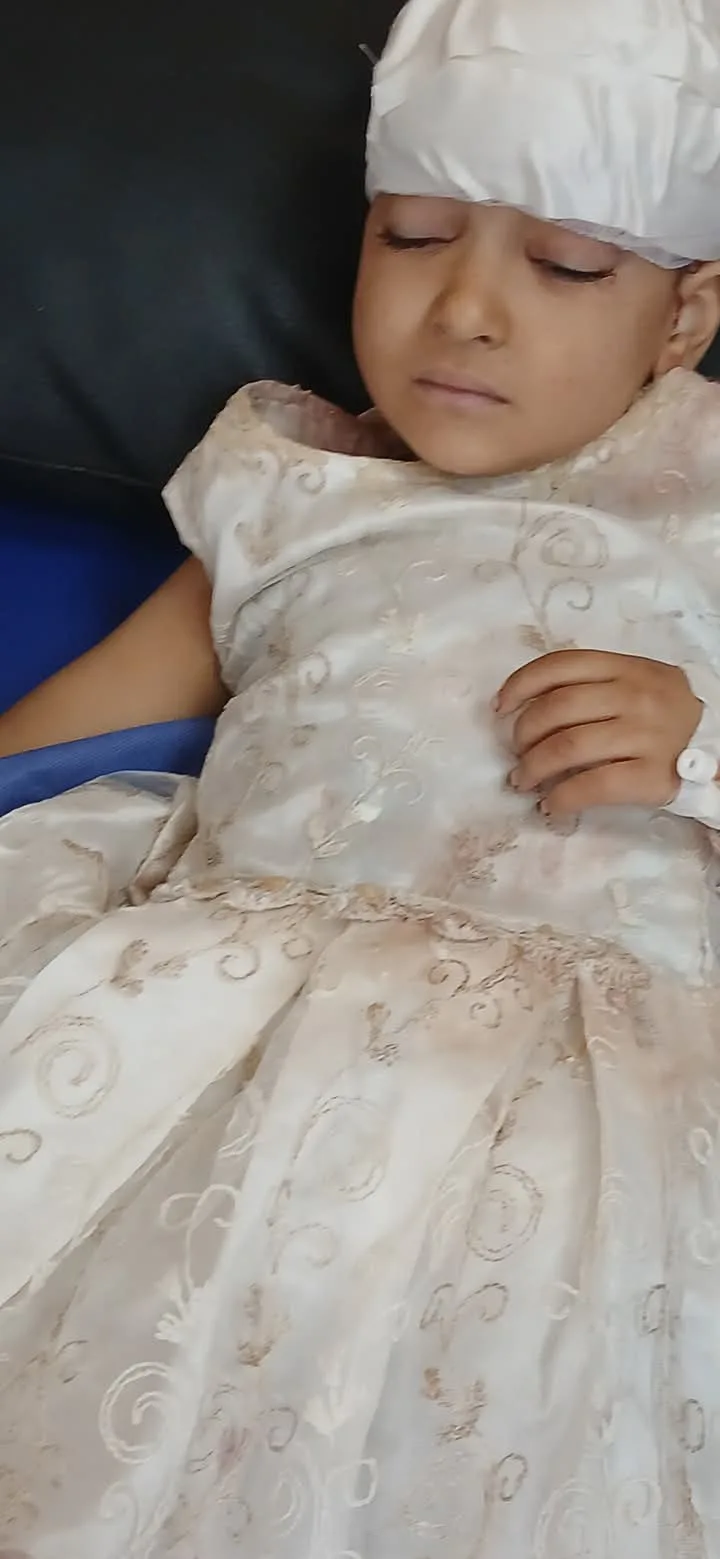 مغامرة استكشافية لعواطف عميقة: كنوز طفلة تعرضت لحادث في حظن والدتها بعد فقدان جدتها مغامرة استكشافية لعواطف عميقة: كنوز طفلة تعرضت لحادث في حظن والدتها بعد فقدان جدتها