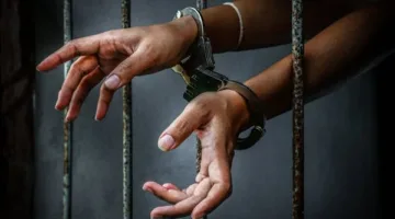 اعتقال شاب بعد تصادمه مع فتاة خلال عبورها الطريق في 6 أكتوبر