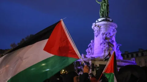 باريس: مئات الآلاف يتظاهرون مطالبين بإنهاء الإبادة في غزة باريس: مئات الآلاف يتظاهرون مطالبين بإنهاء الإبادة في غزة