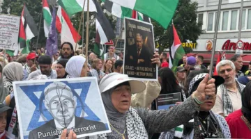 متظاهرون وناشطون من العرب والأجانب يشاركون في مسيرة ضد الجرائم الإسرائيلية في شوارع برلين