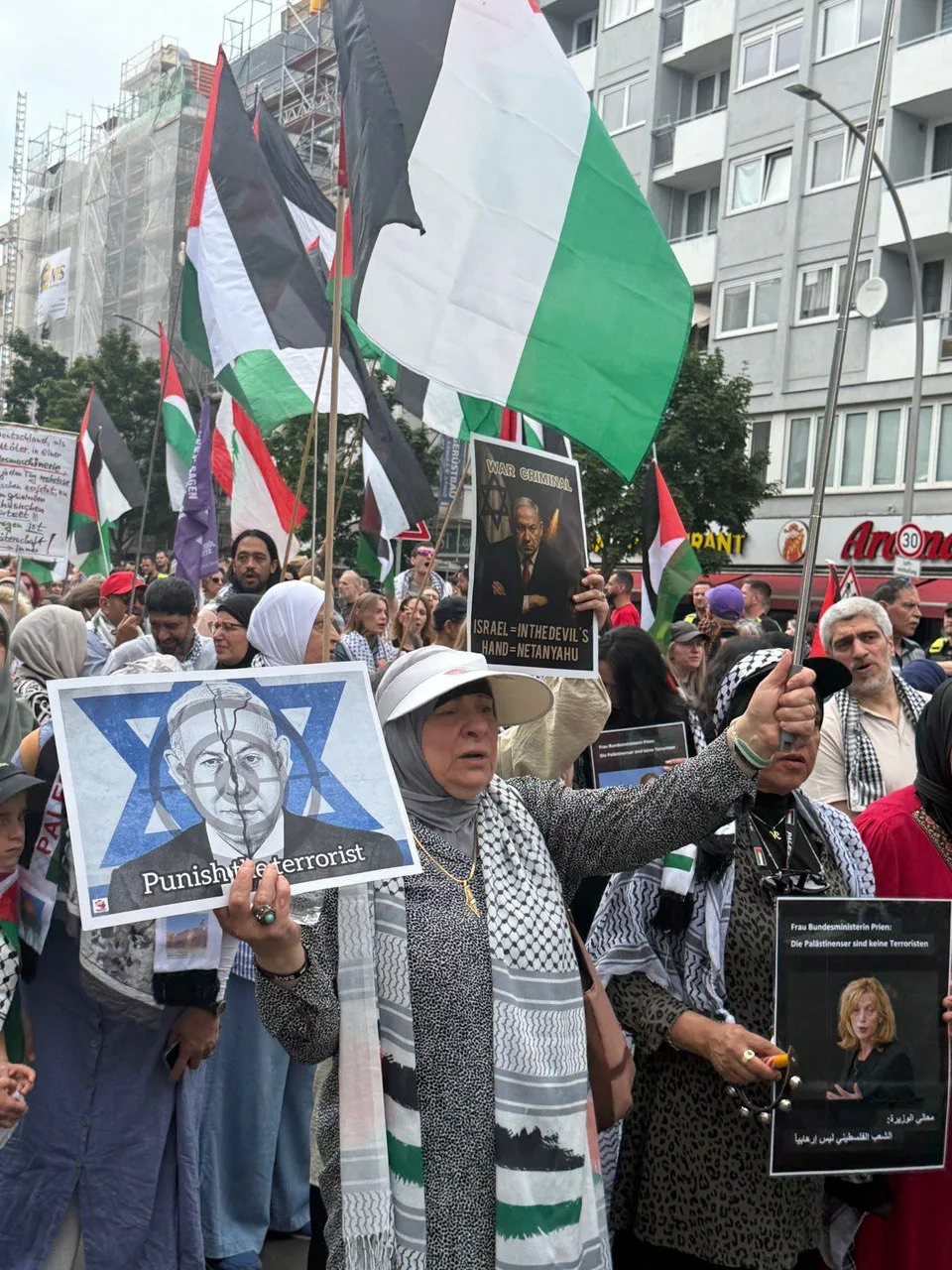 متظاهرون وناشطون من العرب والأجانب يشاركون في مسيرة ضد الجرائم الإسرائيلية في شوارع برلين