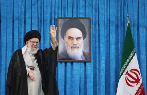 المرشد الأعلى الإيراني يظهر علنًا للمرة الأولى منذ النزاع مع إسرائيل خلال احتفال ديني في طهران. المرشد الأعلى الإيراني يظهر علنًا للمرة الأولى منذ النزاع مع إسرائيل خلال احتفال ديني في طهران.