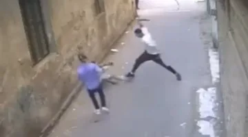 الجهات الأمنية تتحقق من فيديو يُظهر اعتداء شخصين على آخر باستخدام أسلحة بيضاء في منطقة الهرم.