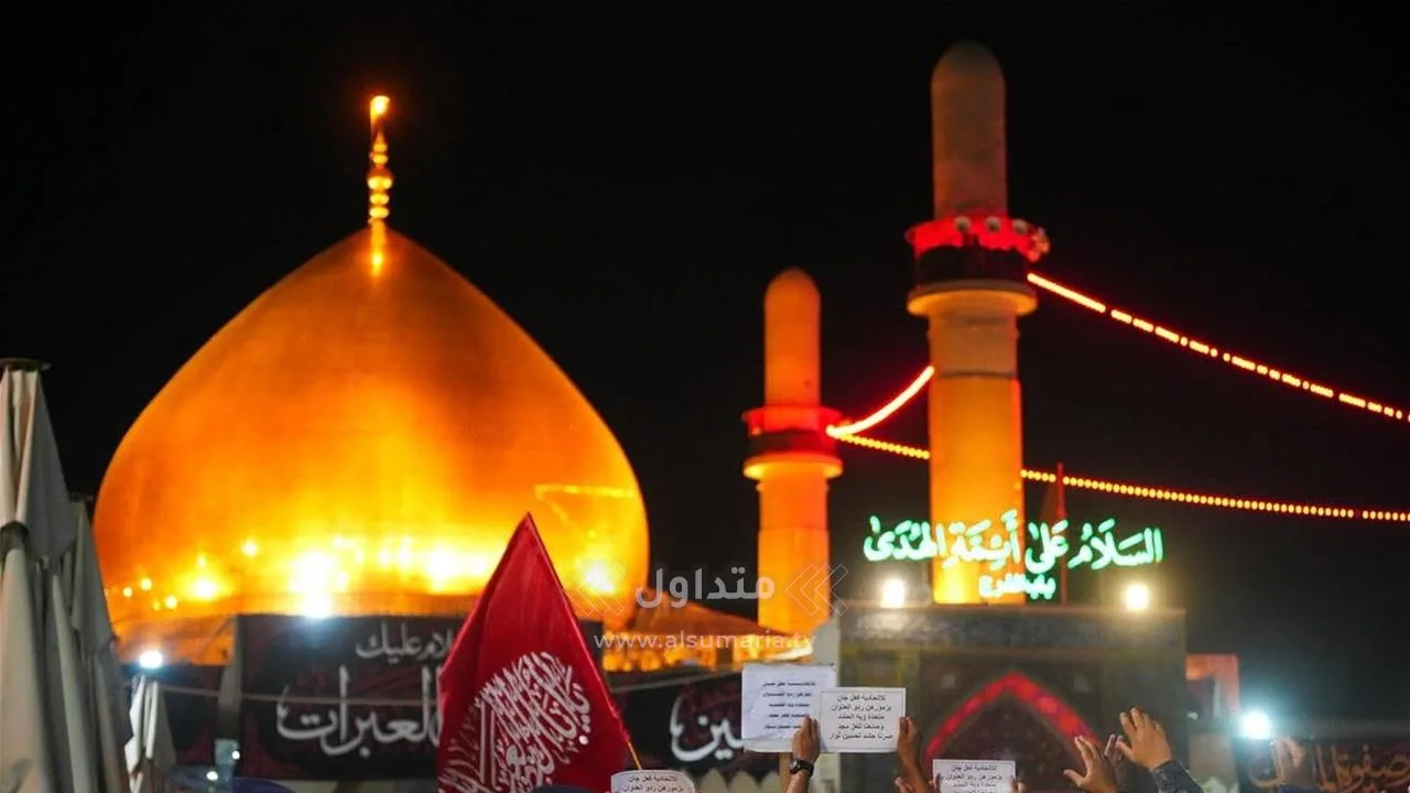 صور من احتفالات ليلة عاشوراء حول صحن الإمامين العسكريين