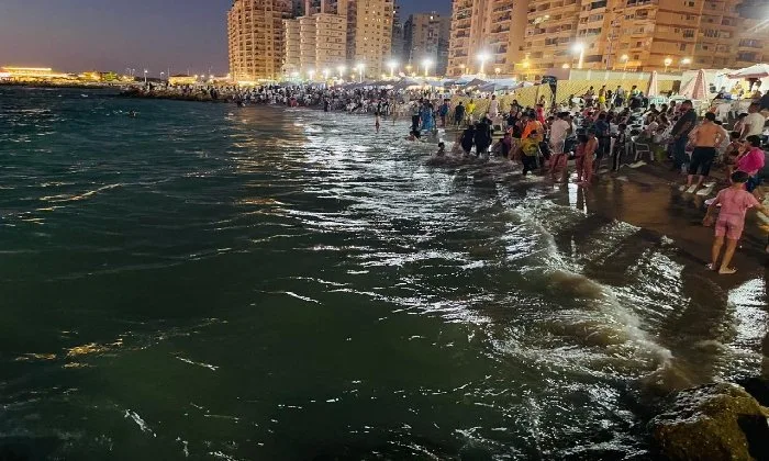 بتنفيذ تعليمات محافظ الإسكندرية.. بدء تطبيق قرار حظر السباحة بعد الساعات المقررة. بتنفيذ تعليمات محافظ الإسكندرية.. بدء تطبيق قرار حظر السباحة بعد الساعات المقررة.