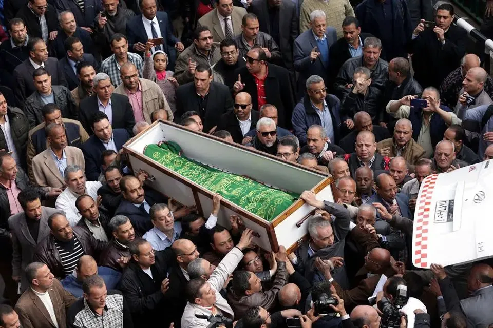 تفسير حلم رؤية جنازة في المنام: رسائل متنوعة بين الإيجابية والقلق