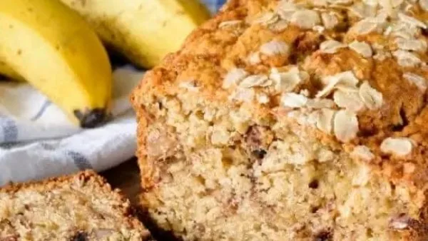 ثلاث خطوات لصنع كعكة الشوفان بالموز ثلاث خطوات لصنع كعكة الشوفان بالموز