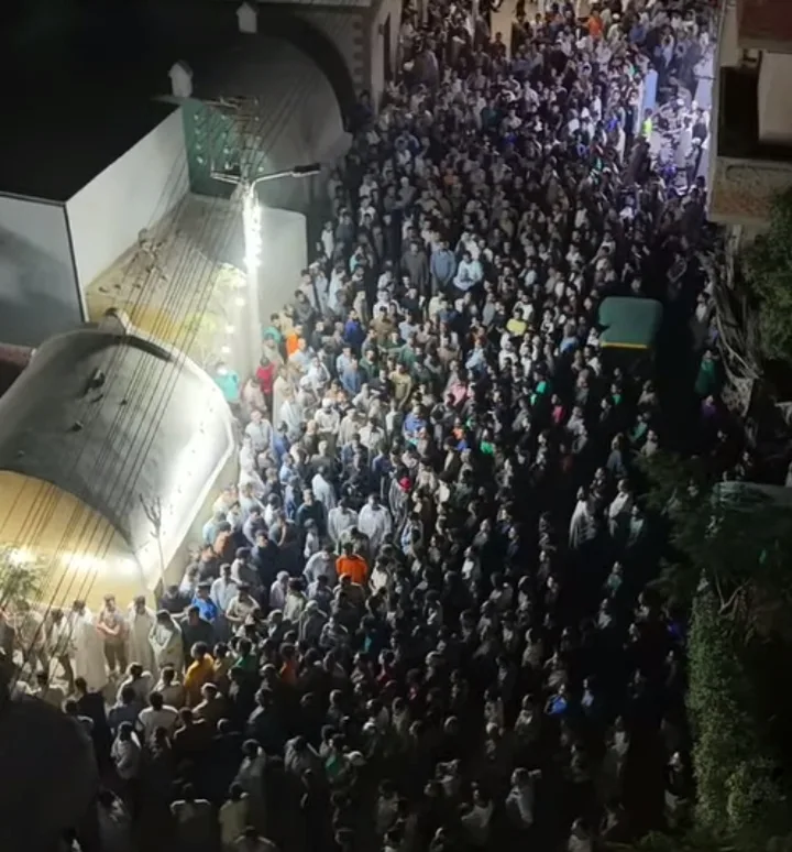 صوت بكاء النساء يعبئ «طهواي».. جنازة رائعة لسائق الميكروباص الذي قضى في حادث الطريق الإقليمي | اكتشف المزيد صوت بكاء النساء يعبئ «طهواي».. جنازة رائعة لسائق الميكروباص الذي قضى في حادث الطريق الإقليمي | اكتشف المزيد