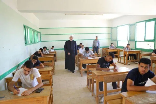 طلاب الثانوية الأزهرية يختبرون مادة الجغرافيا اليوم