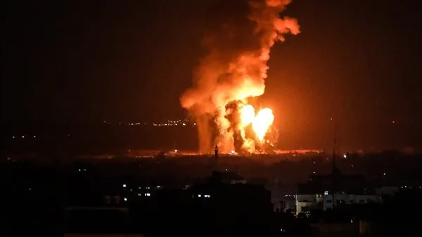 غارات جوية إسرائيلية تستهدف حي الشيخ رضوان شمال غرب غزة غارات جوية إسرائيلية تستهدف حي الشيخ رضوان شمال غرب غزة