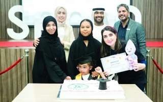 شرطة دبي تكرم ابنة موظف من ذوي الاحتياجات الخاصة بمناسبة نجاحها