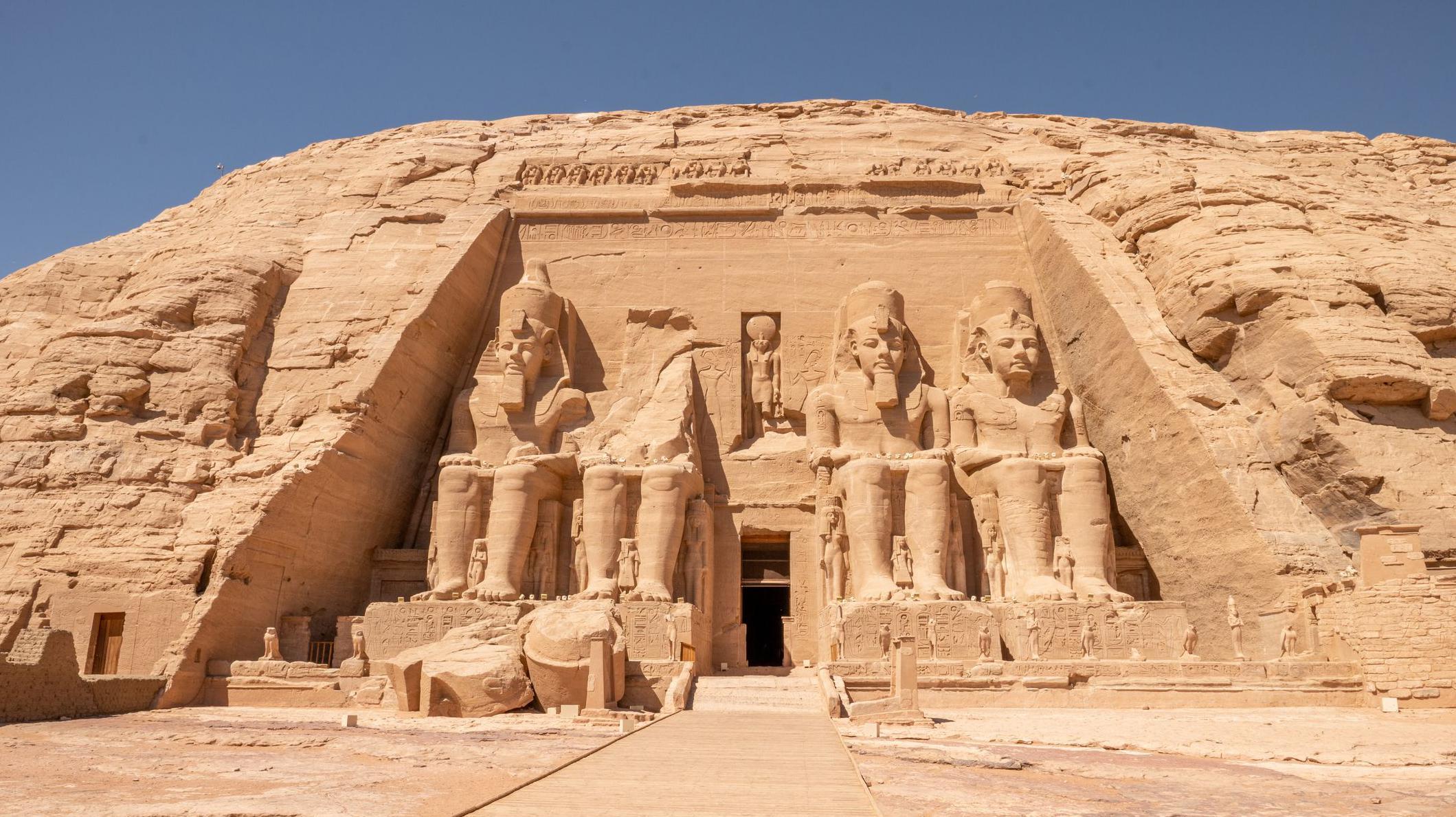 معبد أبو سمبل الذي بناه الملك رعمسيس الثاني 