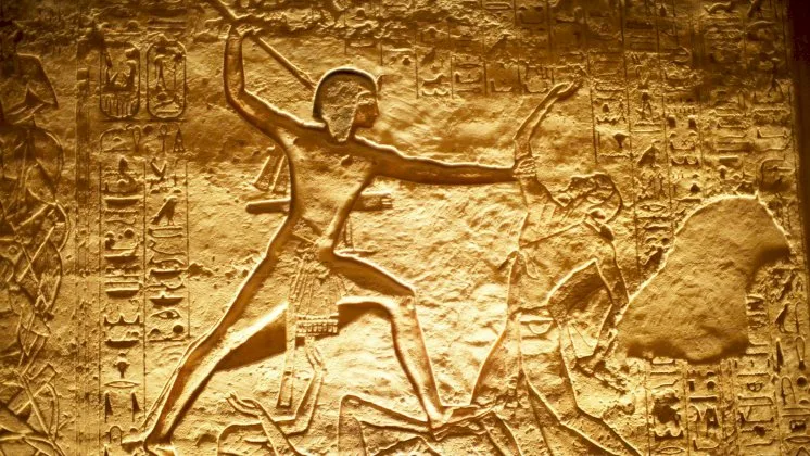 كيف استغل ملوك مصر القديمة الفن كوسيلة للسيطرة السياسية والدينية؟