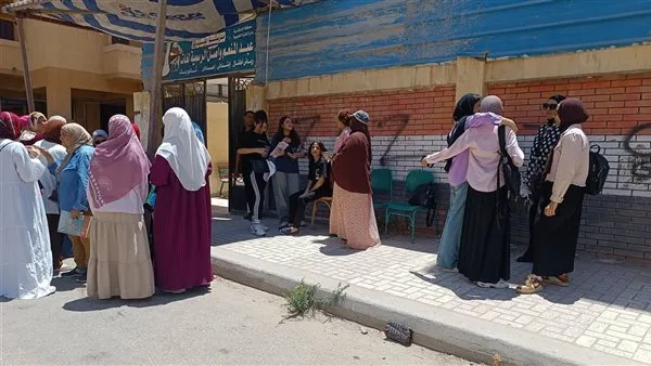 بدء عمليات تفتيش الطلاب في اللجان استعدادًا لامتحانات الرياضيات البحتة والجيولوجيا وعلم النفس والاجتماع. بدء عمليات تفتيش الطلاب في اللجان استعدادًا لامتحانات الرياضيات البحتة والجيولوجيا وعلم النفس والاجتماع.
