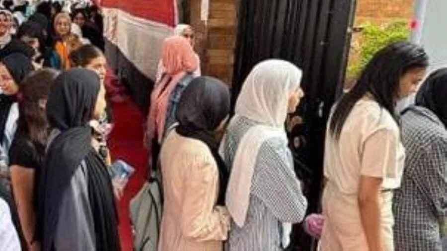 طلاب الصف الثاني الثانوي يبدأون اختبارات الرياضيات المتقدمة والجيولوجيا. طلاب الصف الثاني الثانوي يبدأون اختبارات الرياضيات المتقدمة والجيولوجيا.