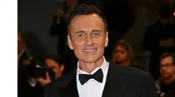 وفاة الممثل الأسترالي جوليان مكماهون عن عمر يناهز 56 عامًا