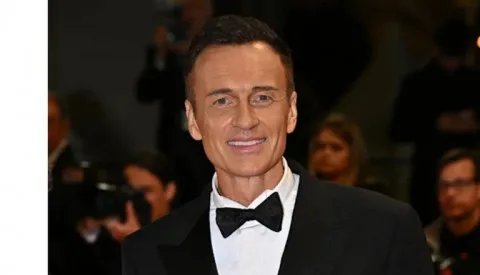 وفاة الممثل الأسترالي جوليان مكماهون عن عمر يناهز 56 عامًا وفاة الممثل الأسترالي جوليان مكماهون عن عمر يناهز 56 عامًا