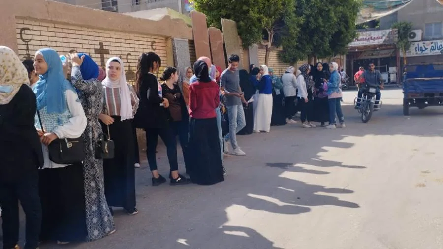 طلاب الثانوية العامة الشعبة العلمية يشرعون في امتحانات الرياضيات البحتة والجيولوجيا طلاب الثانوية العامة الشعبة العلمية يشرعون في امتحانات الرياضيات البحتة والجيولوجيا