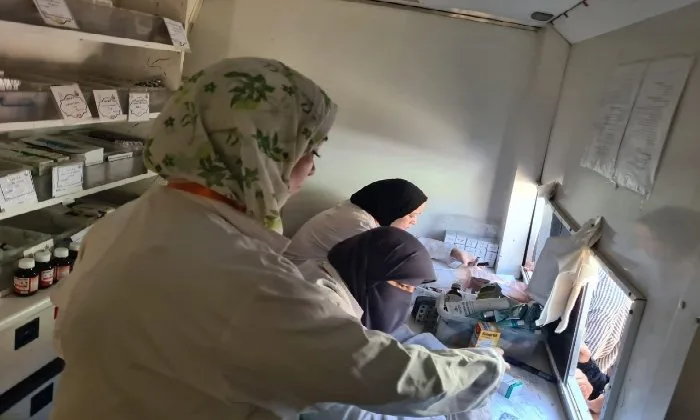 بفضل 7 عيادات طبية.. تقديم الفحص والعلاج لـ865 مواطنًا في حملة مجانية بالبحيرة