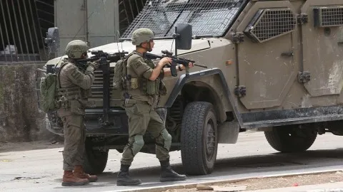 إصابة واعتقال فلسطينيين في الضفة الغربية، بينهم أطفال، على يد الجيش الإسرائيلي