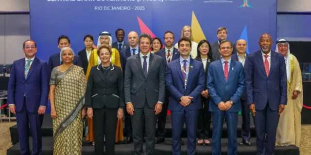 وزير المالية: نأمل في تعزيز دور “البريكس” في تقديم حلول مبتكرة لأزمة الديون العالمية، خصوصاً للدول ذات الدخل المتوسط. وزير المالية: نأمل في تعزيز دور “البريكس” في تقديم حلول مبتكرة لأزمة الديون العالمية، خصوصاً للدول ذات الدخل المتوسط.