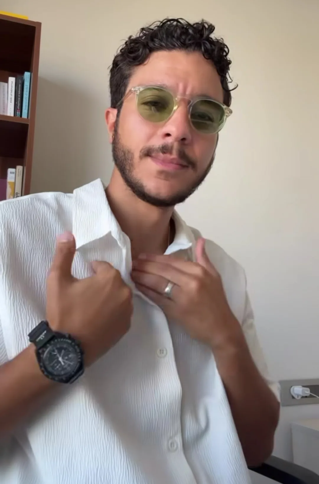 نور النبوي يثير الجدل بغنائه وارتدائه للدبلة وسط شائعات عن علاقته بفتاة نور النبوي يثير الجدل بغنائه وارتدائه للدبلة وسط شائعات عن علاقته بفتاة