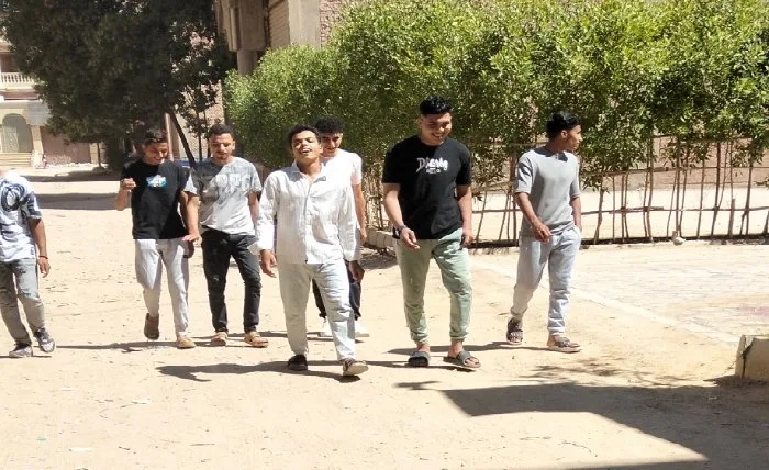 امتحان الجغرافيا كان سهلاً.. فرحة بين طلاب الثانوية الأزهرية في الفيوم