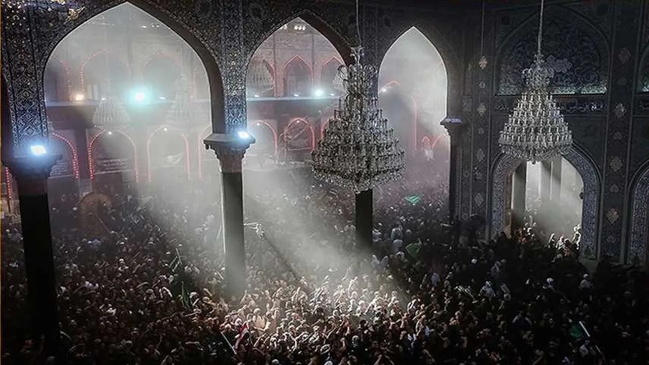 بالصور.. تأثر المعزين وحزنهم في الصحن الحسيني الشريف خلال قراءة مقتل سبط الرسول الأعظم (ص)