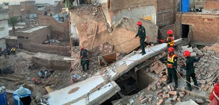 باكستان: ارتفاع عدد ضحايا انهيار عمارة سكنية في كراتشي إلى 27 شخصاً