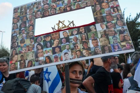 هآرتس: الإفراج عن جميع الرهائن، سواء كانوا إسرائيليين أو فلسطينيين
