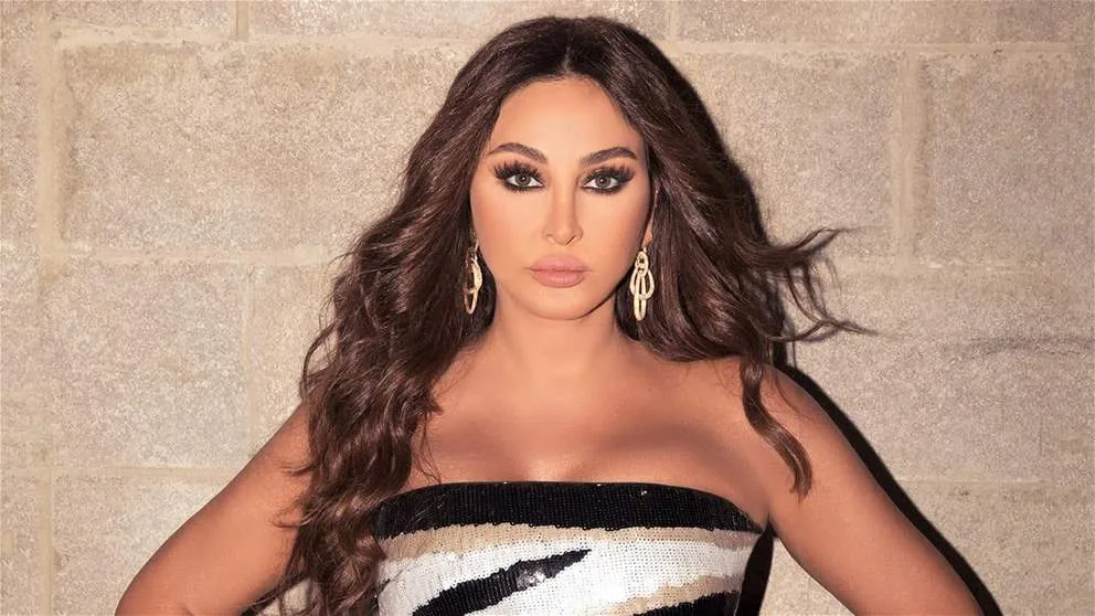 إليسا تستعرض رقصها بملابس السباحة على يخت في اليونان إليسا تستعرض رقصها بملابس السباحة على يخت في اليونان