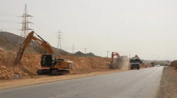 بدء العمل في مشروع توسيع طريق إزكي ـ نزوى