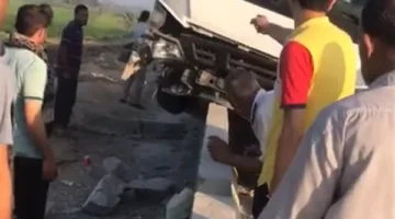 حادث تصادم بين شاحنة وأتوبيس على الطريق الإقليمي في مدينة العاشر من رمضان