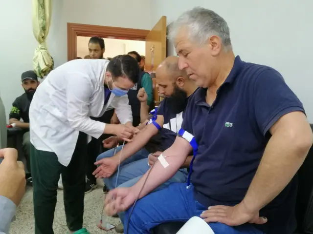 صورة لطبيب يفحص مرضى داخل مستشفى الجولان الوطني.