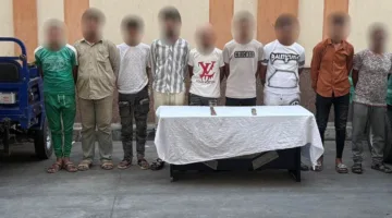 تحقيق في واقعة فيديو يظهر تسبب مستقلي سيارتين ومركبة “تروسيكل” في عرقلة حركة المرور ورفع أسلحة بيضاء في البحيرة