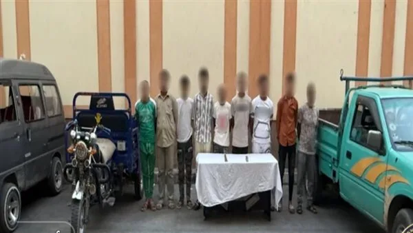 الداخلية تلقي القبض على المتهمين بالاستعراض بالأسلحة البيضاء وإعاقة حركة المرور في البحيرة (صور)