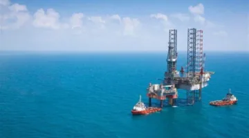 ارتفاع مستوى الأمواج يعيق عملية البحث عن مفقودين إثر غرق حفار في البحر الأحمر