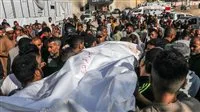 مصائد الموت في غزة: خرجت للحصول على الدقيق وعادت الأم في “كفن أبيض”